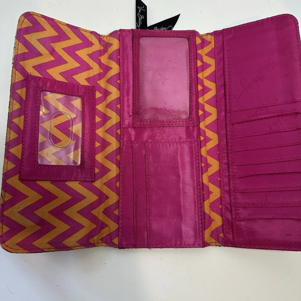 Vera Bradley trifold Wallet In Petal Paisley‎ Magnetic